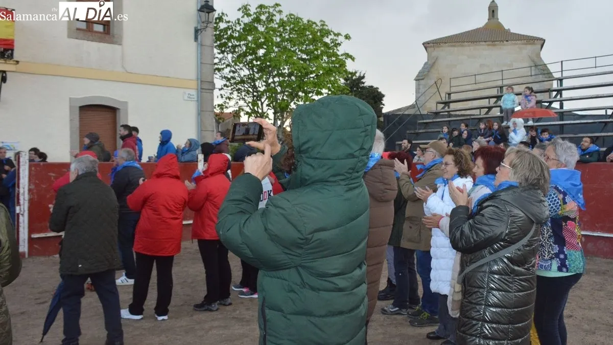 El Pregón de las fiestas desde el balcón del ayuntamiento fue seguido por los vecinos desde el coso taurino
