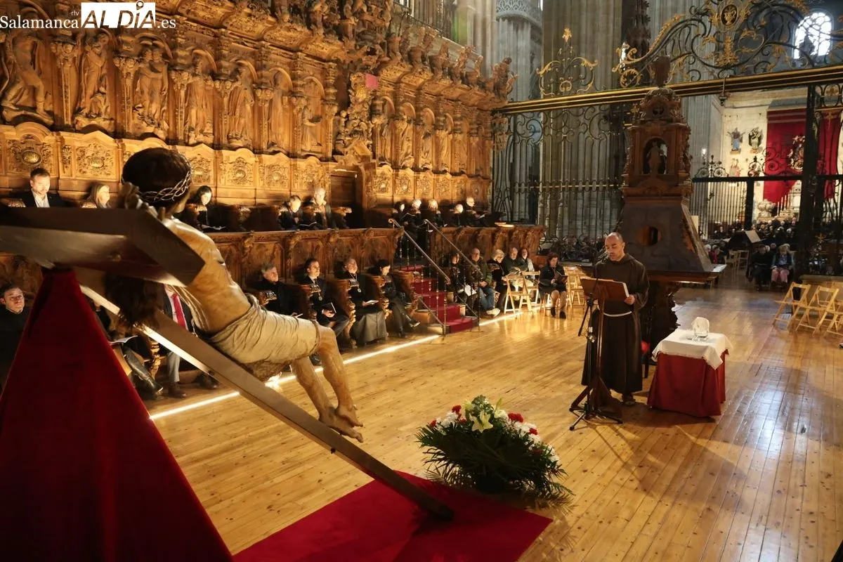 Emotivo acto del Poeta ante la Cruz de la Real Cofradía Penitencial de Cristo Yacente | FOTOS: David Sañudo 