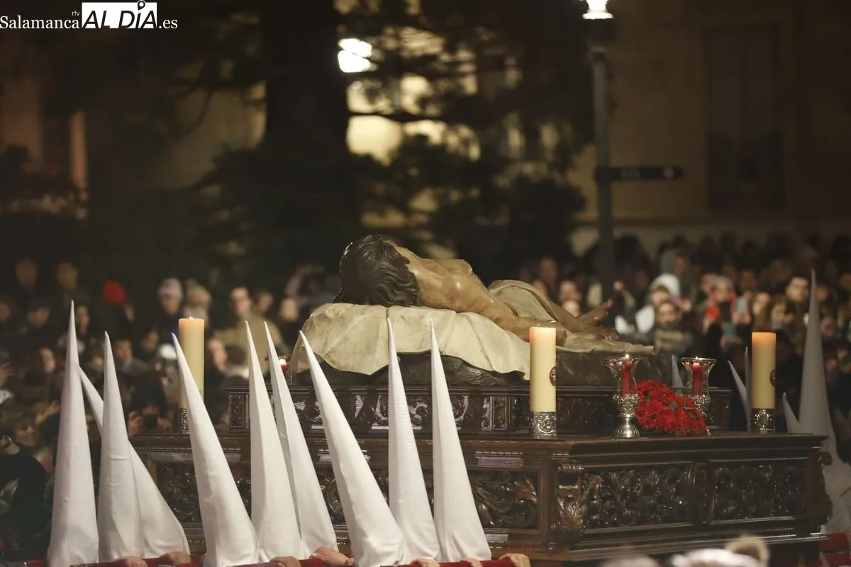 El Cristo Yacente procesiona por Salamanca celebrando el V Centenario de la imagen de la Agonía Redentora | FOTOS: David Sañudo 