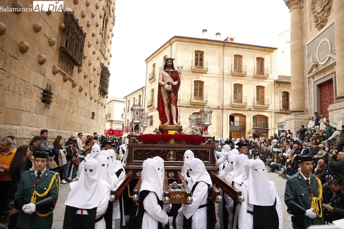 Nuestro Padre Jesús del Vía Crucis procesiona llevando la fe a los hospitalizados de Salamanca | FOTOS: David Sañudo 