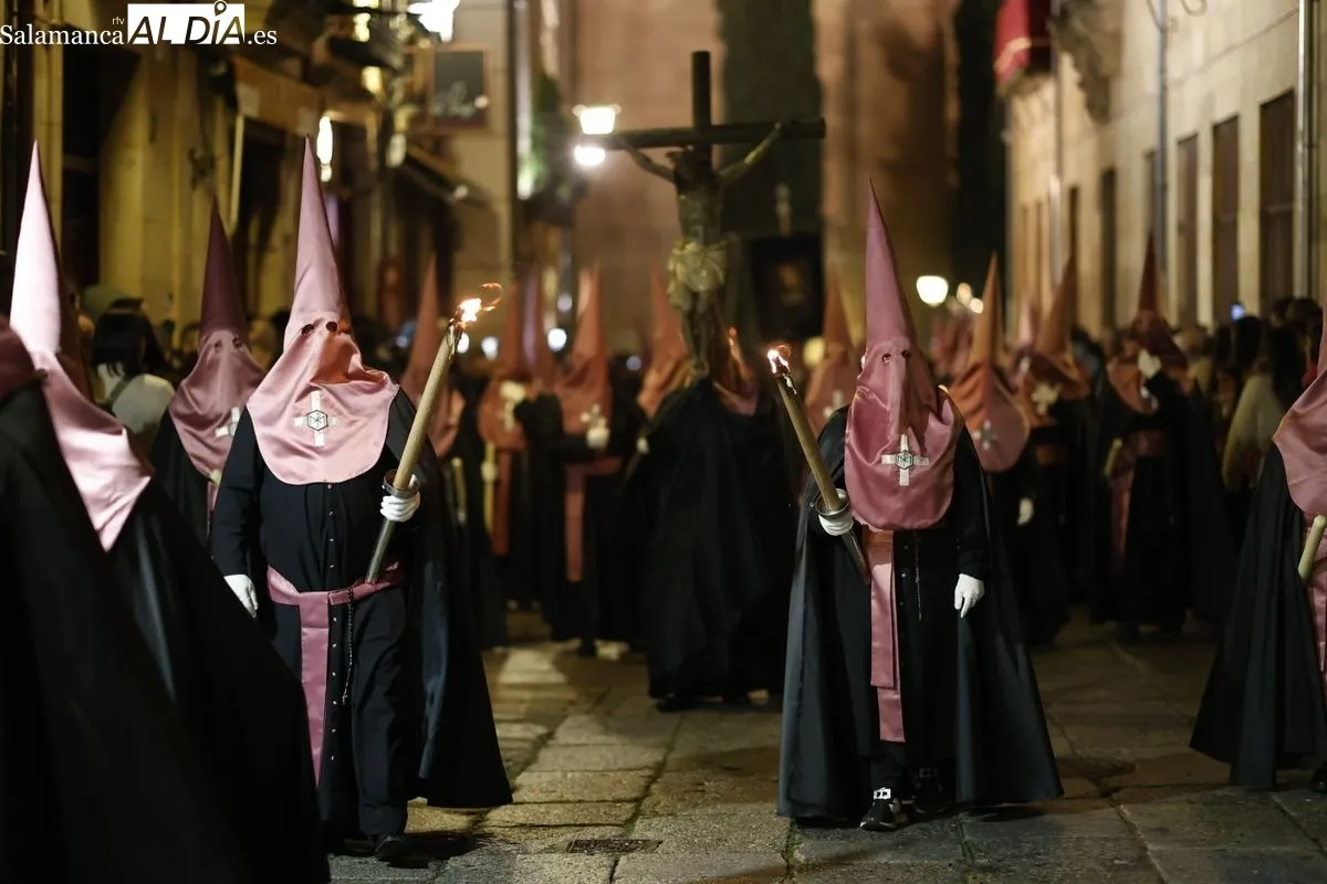 Emoción y sentimiento al paso de Jesús Flagelado y Nuestra Señora de las Lágrimas por el centro de Salamanca | FOTOS: David Sañudo 