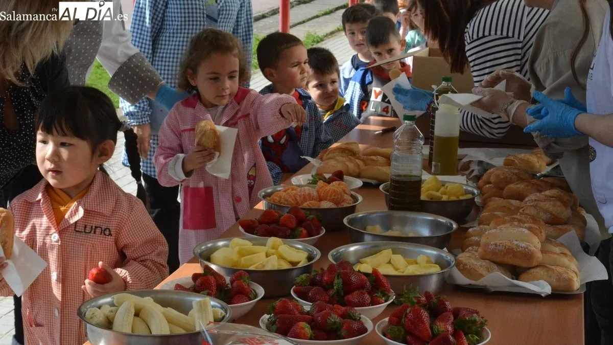 Foto 6 - Los escolares de Lumbrales celebran el 'D&iacute;a de la educaci&oacute;n f&iacute;sica en la calle' con juegos inclusivos y un desayuno saludable