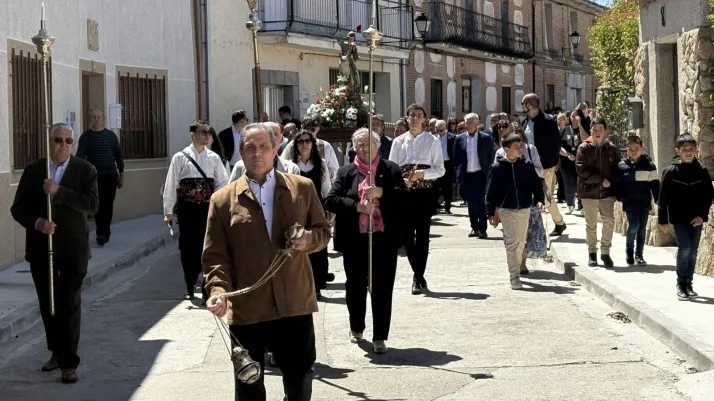 Foto 2 - Santiago de la Puebla arropa en las calles a San Jorge en su d&iacute;a grande