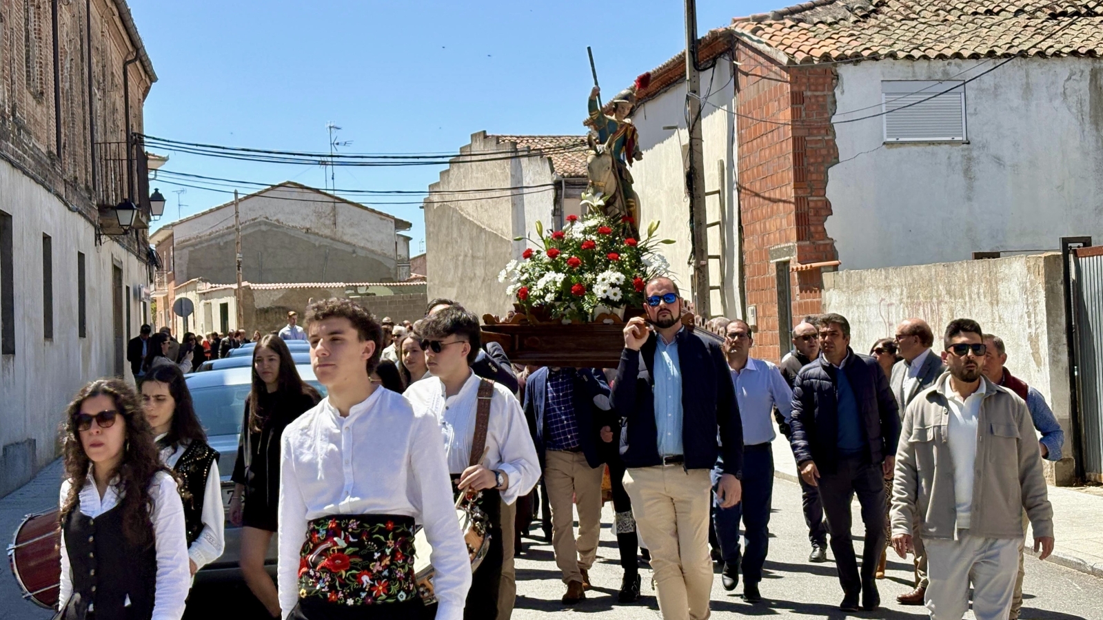 Santiago de la Puebla arropa en las calles a San Jorge en su día grande