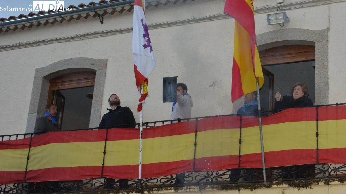 El Pregón de las fiestas desde el balcón del ayuntamiento fue seguido por los vecinos desde el coso taurino