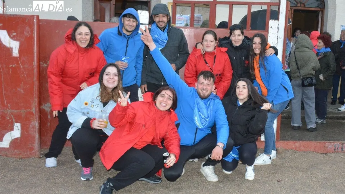El Pregón de las fiestas desde el balcón del ayuntamiento fue seguido por los vecinos desde el coso taurino