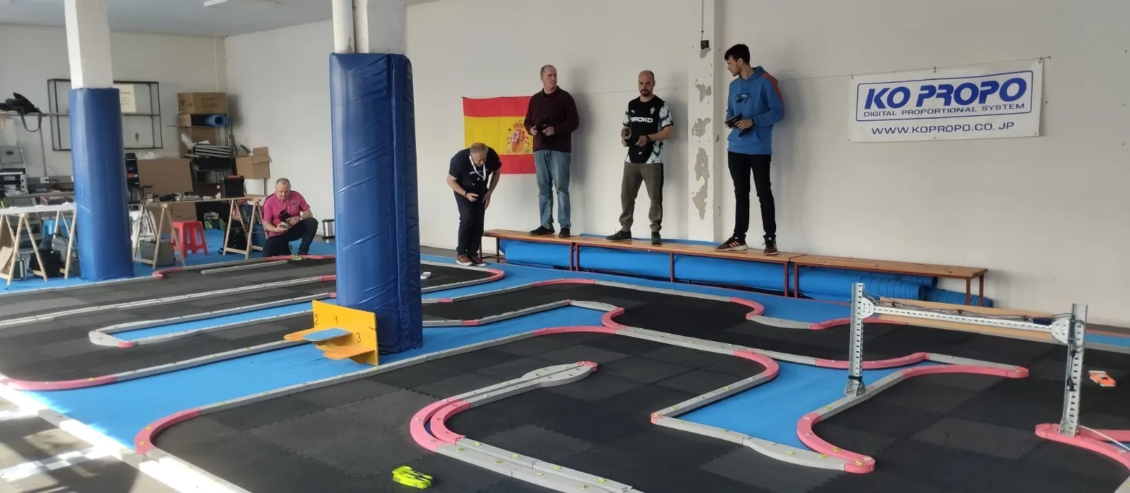 Foto 4 - El Club RC Pe&ntilde;aranda vive la puesta de largo de una nueva pista en una gran jornada de hermandad