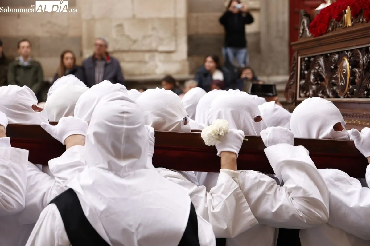 Nuestro Padre Jesús del Vía Crucis procesiona llevando la fe a los hospitalizados de Salamanca | FOTOS: David Sañudo 