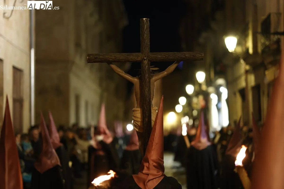Emoción y sentimiento al paso de Jesús Flagelado y Nuestra Señora de las Lágrimas por el centro de Salamanca | FOTOS: David Sañudo 