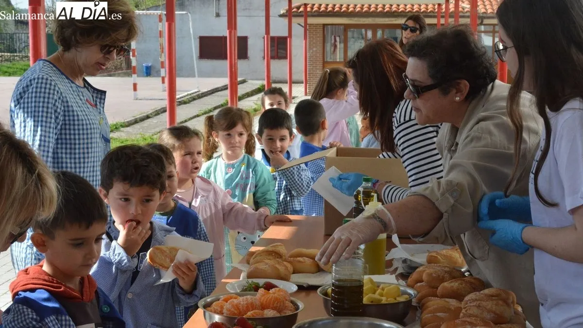 Foto 5 - Los escolares de Lumbrales celebran el 'D&iacute;a de la educaci&oacute;n f&iacute;sica en la calle' con juegos inclusivos y un desayuno saludable