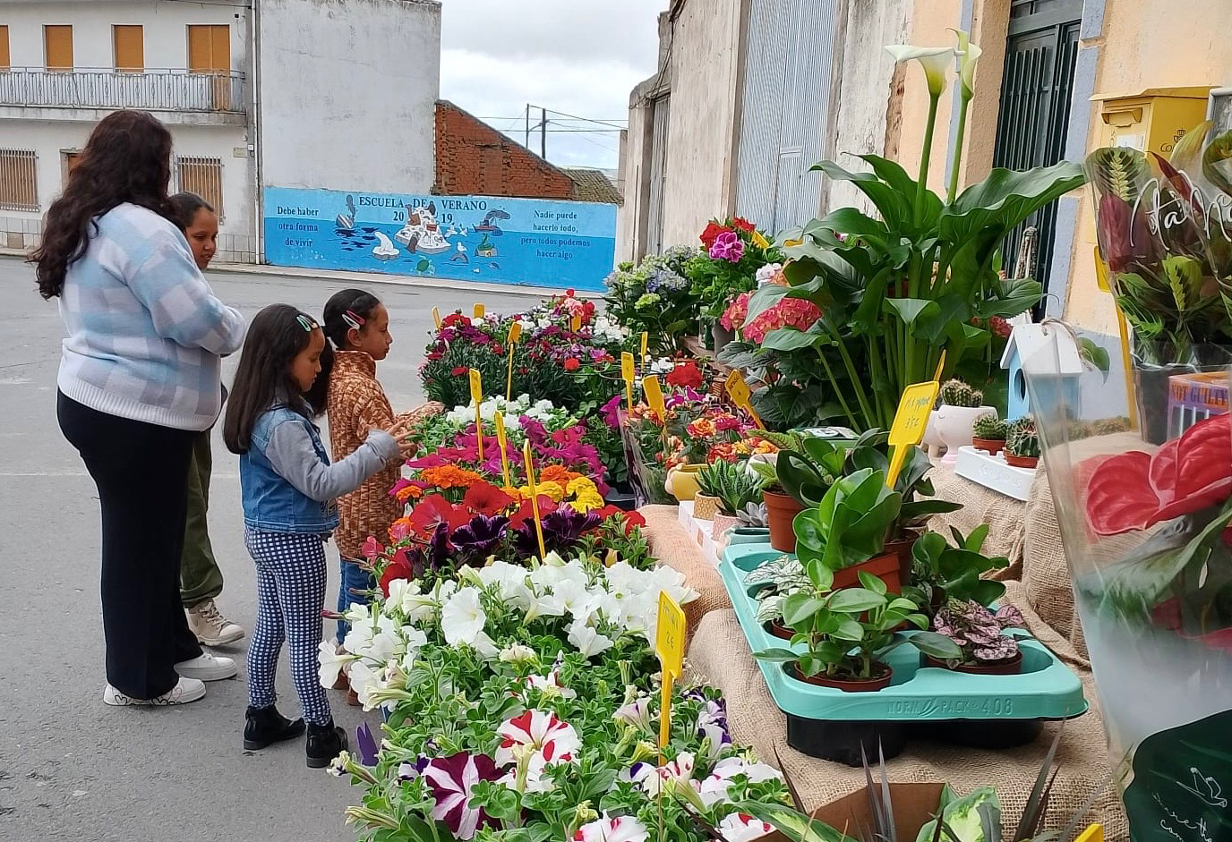 Gran ambiente durante el Mercadillo Solidario de Villoruela