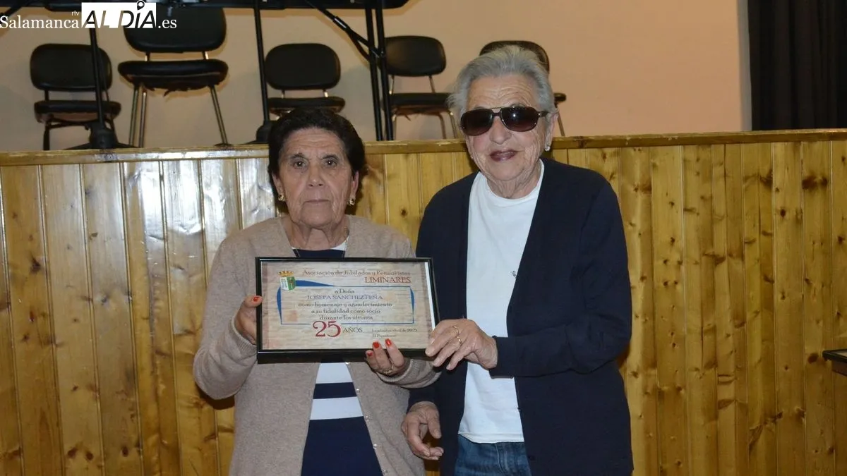Doce socios de la asociación Liminares recibieron un diploma conmemorativo