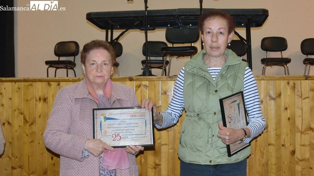 Doce socios de la asociación Liminares recibieron un diploma conmemorativo