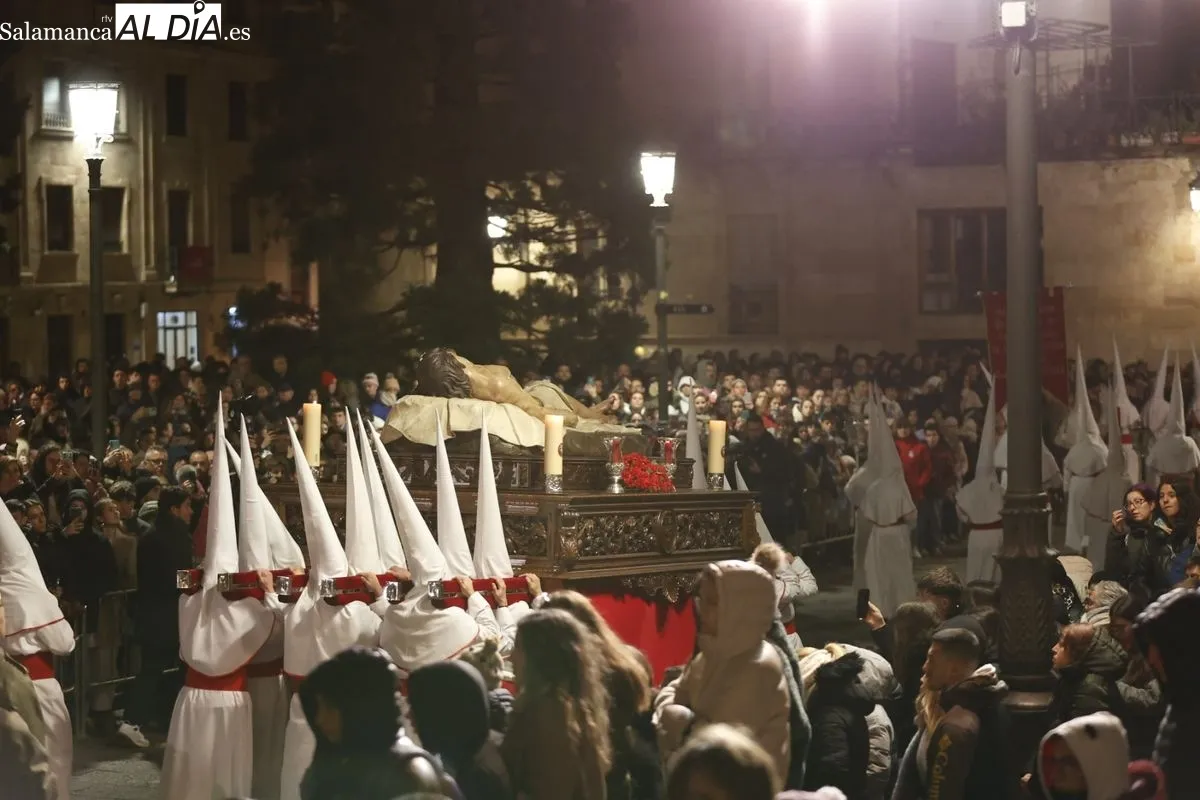 El Cristo Yacente procesiona por Salamanca celebrando el V Centenario de la imagen de la Agonía Redentora | FOTOS: David Sañudo 