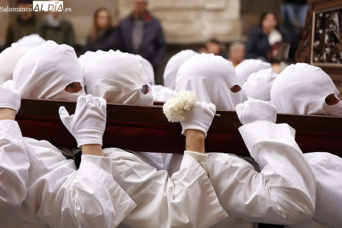 Nuestro Padre Jesús del Vía Crucis procesiona llevando la fe a los hospitalizados de Salamanca | FOTOS: David Sañudo 