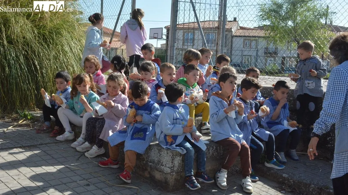 Foto 4 - Los escolares de Lumbrales celebran el 'D&iacute;a de la educaci&oacute;n f&iacute;sica en la calle' con juegos inclusivos y un desayuno saludable