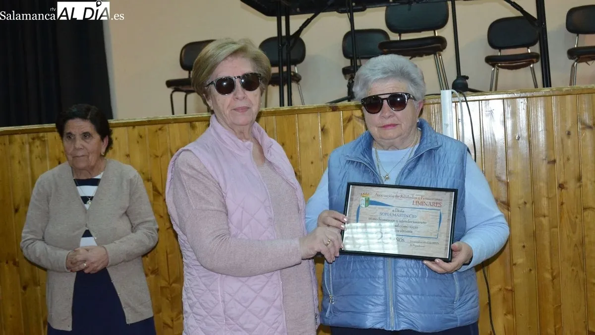 Doce socios de la asociación Liminares recibieron un diploma conmemorativo