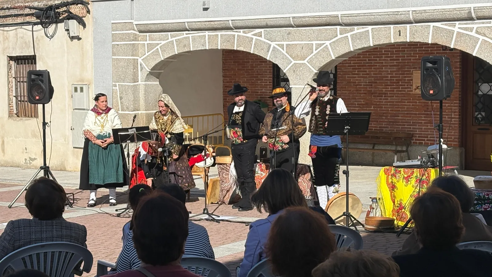 Foto 2 - Palmas y disfrute a ritmo de jotas en Santiago de la Puebla
