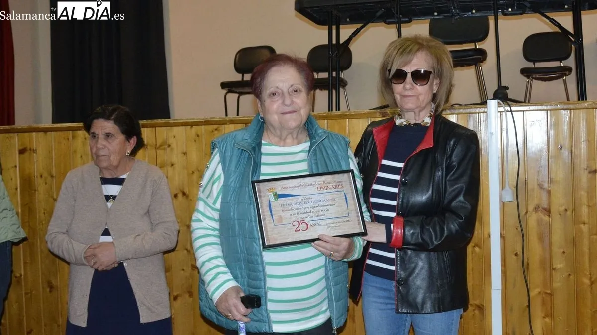 Doce socios de la asociación Liminares recibieron un diploma conmemorativo