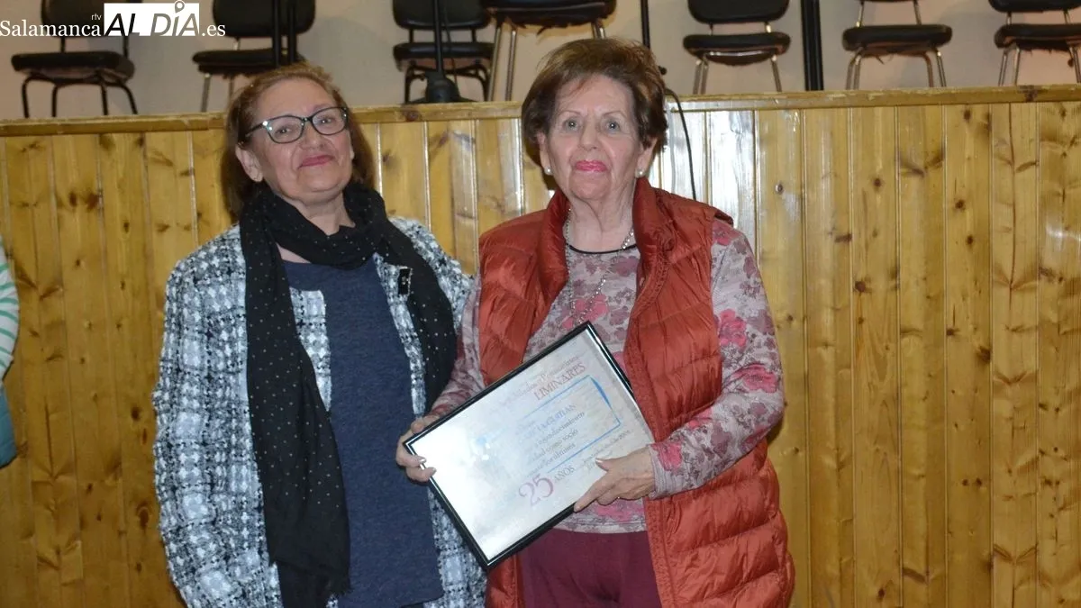 Doce socios de la asociación Liminares recibieron un diploma conmemorativo