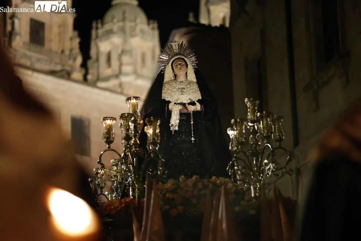 Emoción y sentimiento al paso de Jesús Flagelado y Nuestra Señora de las Lágrimas por el centro de Salamanca | FOTOS: David Sañudo 