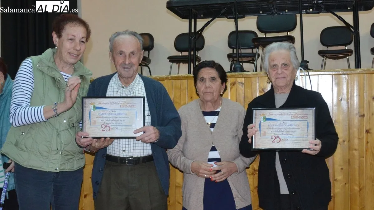 Doce socios de la asociación Liminares recibieron un diploma conmemorativo