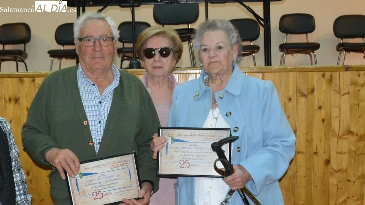 Doce socios de la asociación Liminares recibieron un diploma conmemorativo