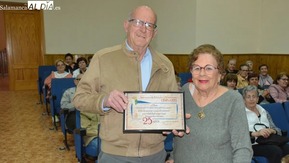 Doce socios de la asociación Liminares recibieron un diploma conmemorativo