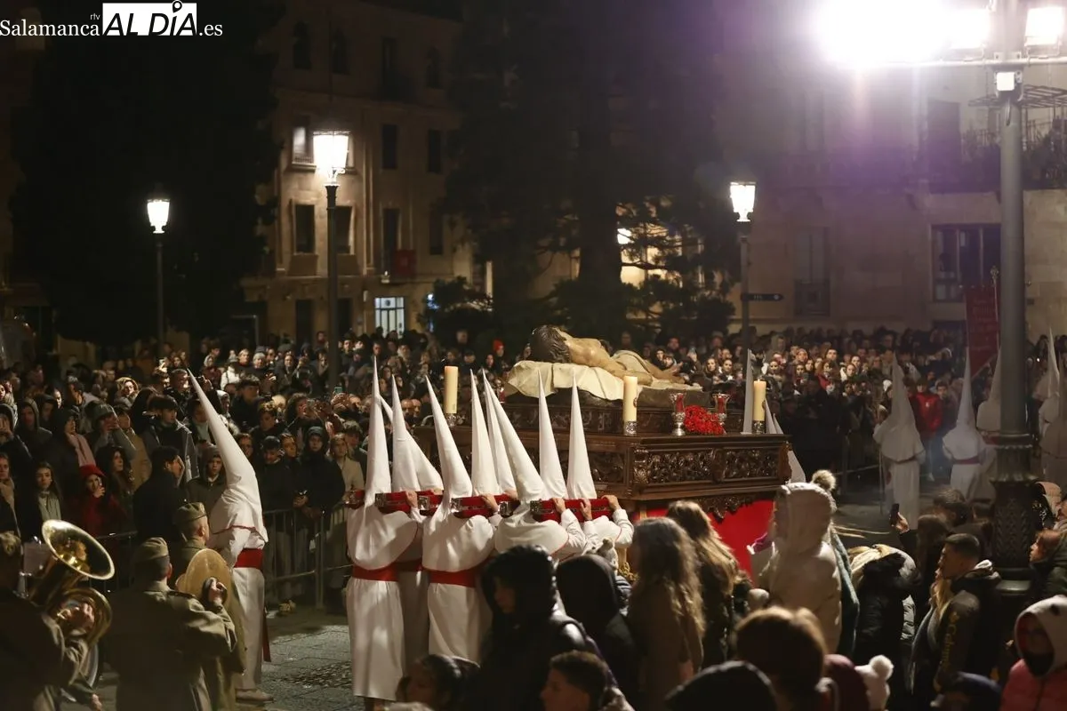 El Cristo Yacente procesiona por Salamanca celebrando el V Centenario de la imagen de la Agonía Redentora | FOTOS: David Sañudo 