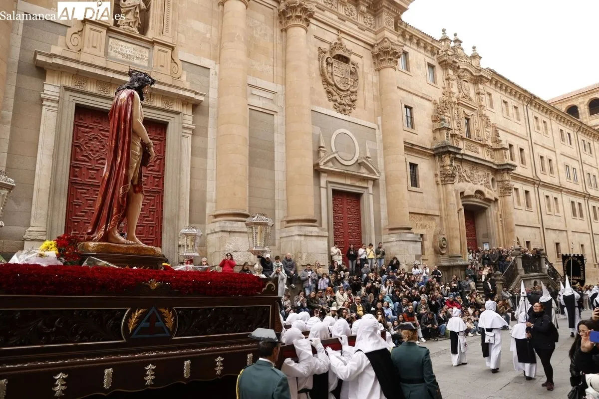 Nuestro Padre Jesús del Vía Crucis procesiona llevando la fe a los hospitalizados de Salamanca | FOTOS: David Sañudo 