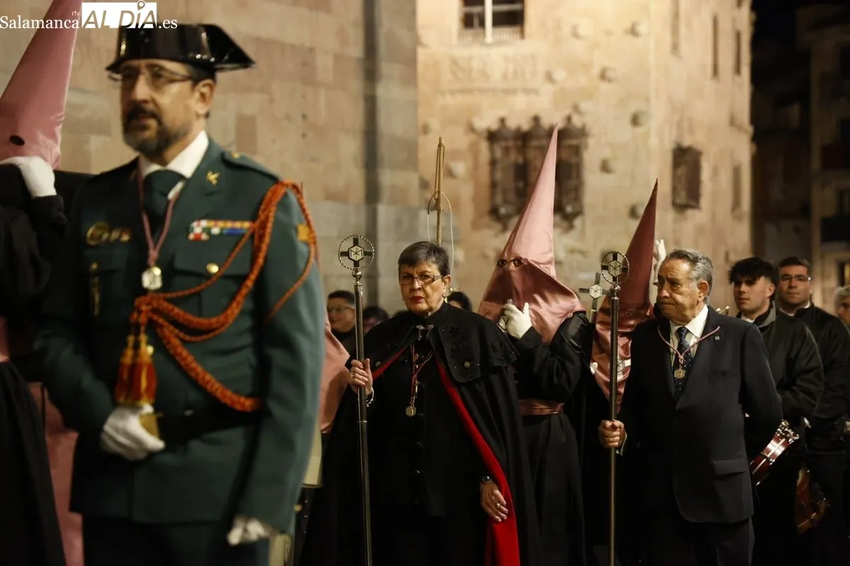 Emoción y sentimiento al paso de Jesús Flagelado y Nuestra Señora de las Lágrimas por el centro de Salamanca | FOTOS: David Sañudo 