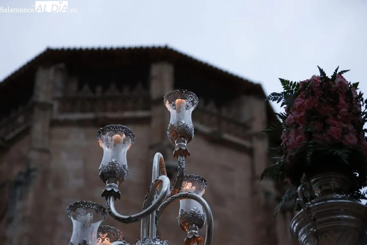 Ferviente e ilusionante procesión de la Seráfica Hermandad por el centro de Salamanca | FOTOS: David Sañudo 