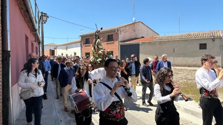 Foto 6 - Santiago de la Puebla arropa en las calles a San Jorge en su d&iacute;a grande