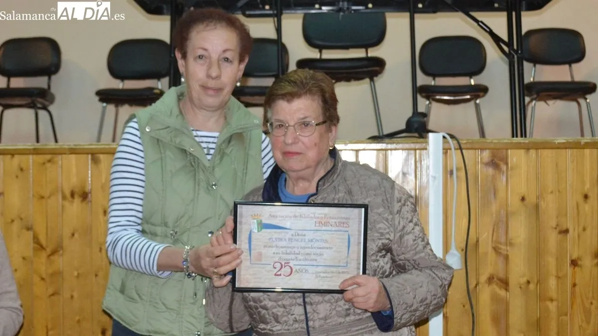 Doce socios de la asociación Liminares recibieron un diploma conmemorativo
