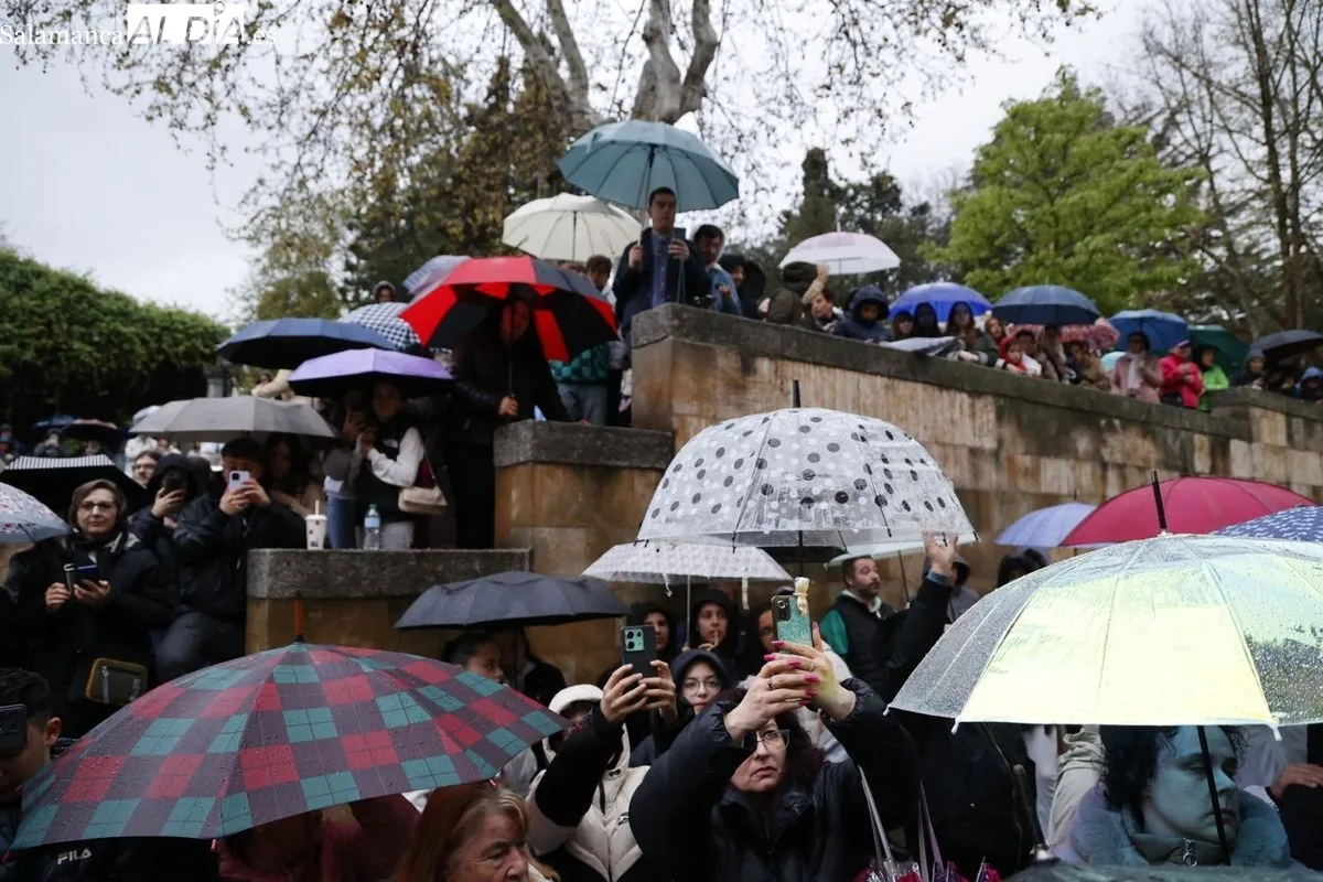 La lluvia impide que la Santísima Virgen de los Dolores salga en procesión por Salamanca | FOTOS: David Sañudo 