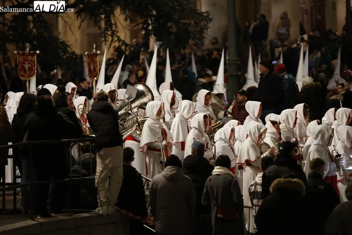 El Cristo Yacente procesiona por Salamanca celebrando el V Centenario de la imagen de la Agonía Redentora | FOTOS: David Sañudo 