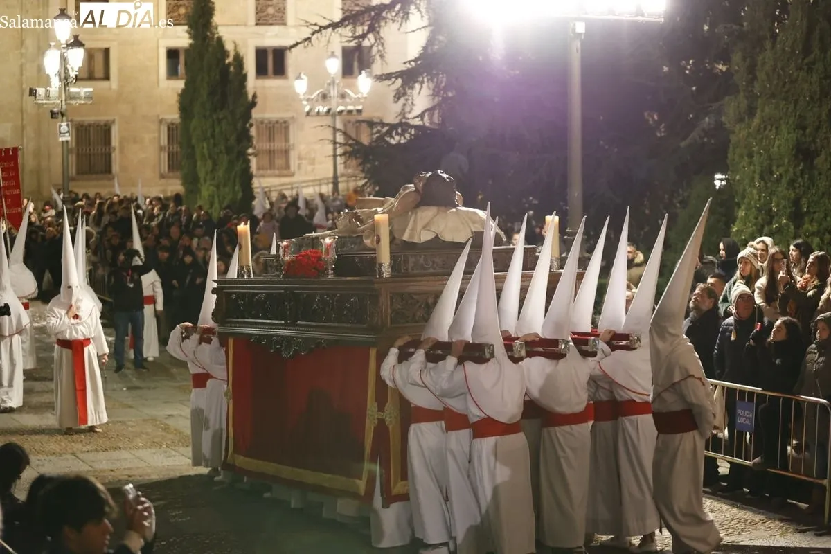 El Cristo Yacente procesiona por Salamanca celebrando el V Centenario de la imagen de la Agonía Redentora | FOTOS: David Sañudo 