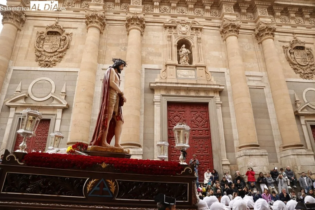 Nuestro Padre Jesús del Vía Crucis procesiona llevando la fe a los hospitalizados de Salamanca | FOTOS: David Sañudo 