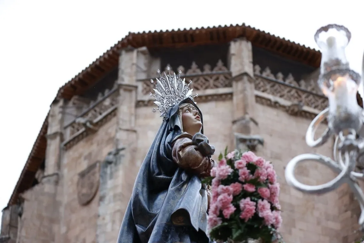 Ferviente e ilusionante procesión de la Seráfica Hermandad por el centro de Salamanca | FOTOS: David Sañudo 