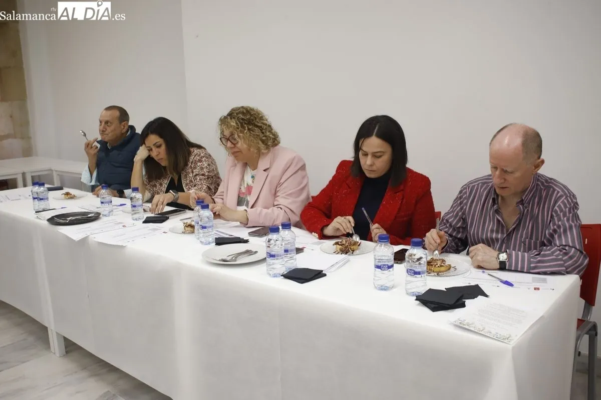 Concurso de Torrijas de Salamanca con 22 establecimientos participantes que mostraron sus propuestas en el Centro de Innovación Gastronómica de la Cámara de Comercio. Foto de Ángel Puma