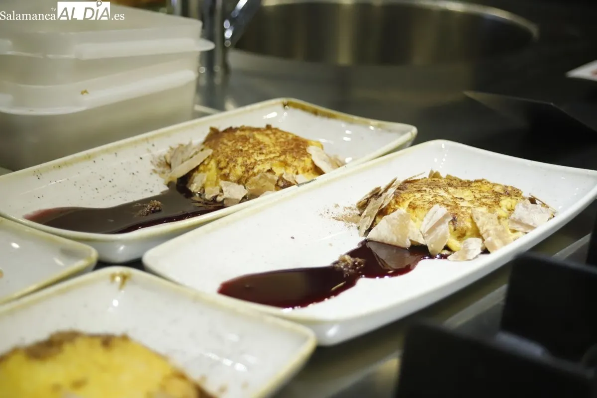 Concurso de Torrijas de Salamanca con 22 establecimientos participantes que mostraron sus propuestas en el Centro de Innovación Gastronómica de la Cámara de Comercio. Foto de Ángel Puma