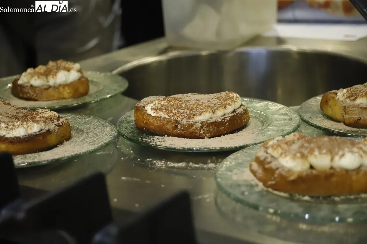 Concurso de Torrijas de Salamanca con 22 establecimientos participantes que mostraron sus propuestas en el Centro de Innovación Gastronómica de la Cámara de Comercio. Foto de Ángel Puma