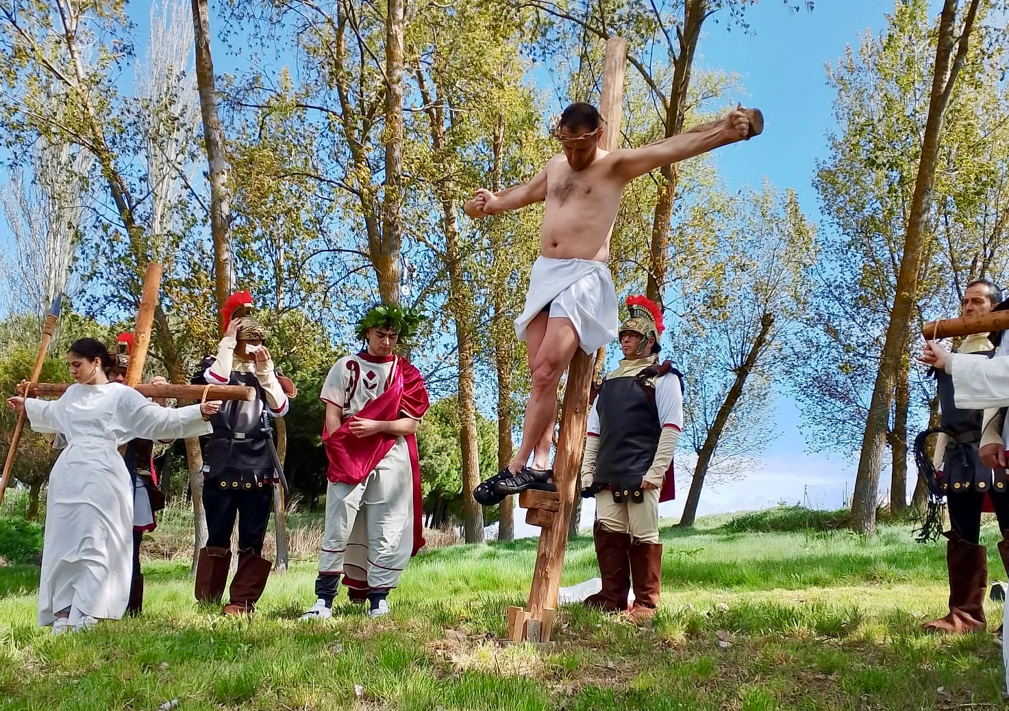 Emociones y gran atención durante el gran Vía Crucis viviente de Villoruela
