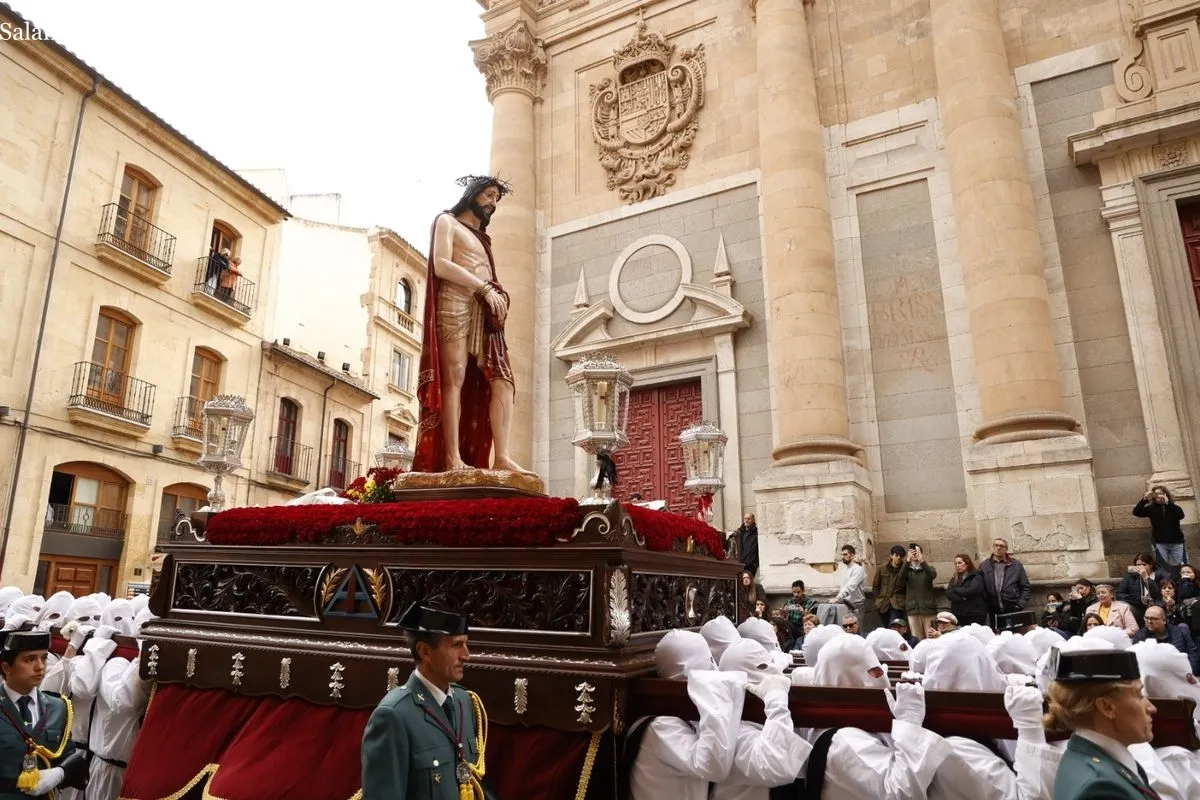 Nuestro Padre Jesús del Vía Crucis procesiona llevando la fe a los hospitalizados de Salamanca | FOTOS: David Sañudo 