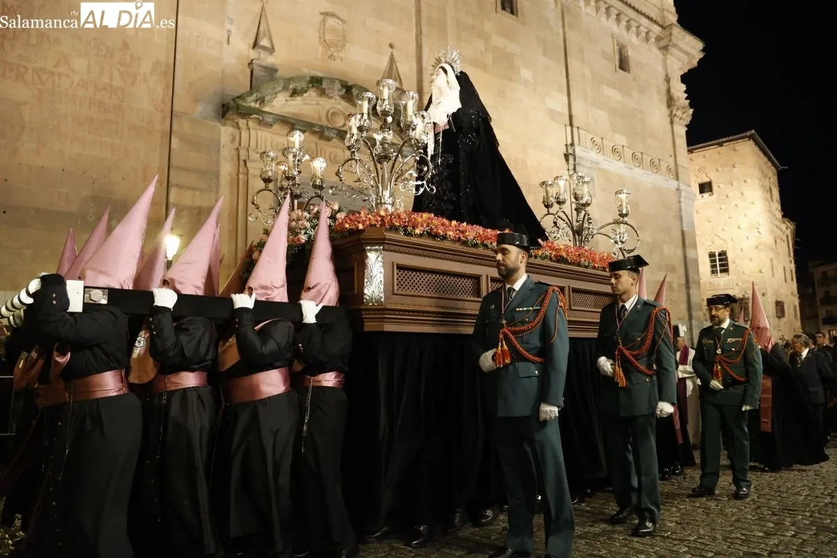 Emoción y sentimiento al paso de Jesús Flagelado y Nuestra Señora de las Lágrimas por el centro de Salamanca | FOTOS: David Sañudo 