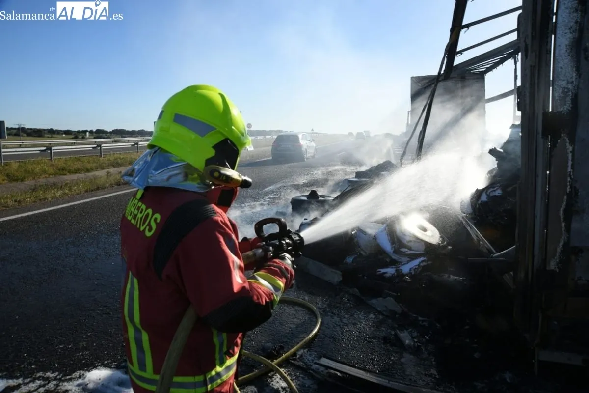 Espectacular incendio de un camión en plena autovía A-62 | FOTOS: Adrián M. Pastor