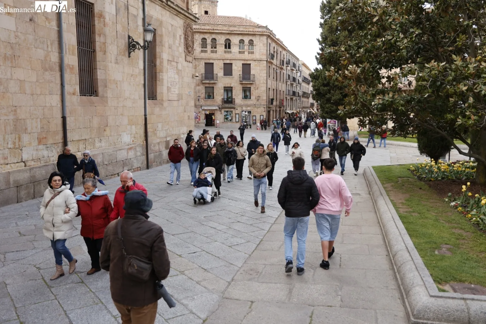 Ambiente en el centro de Salamanca el Sábado Santo | Fotos: David Sañudo