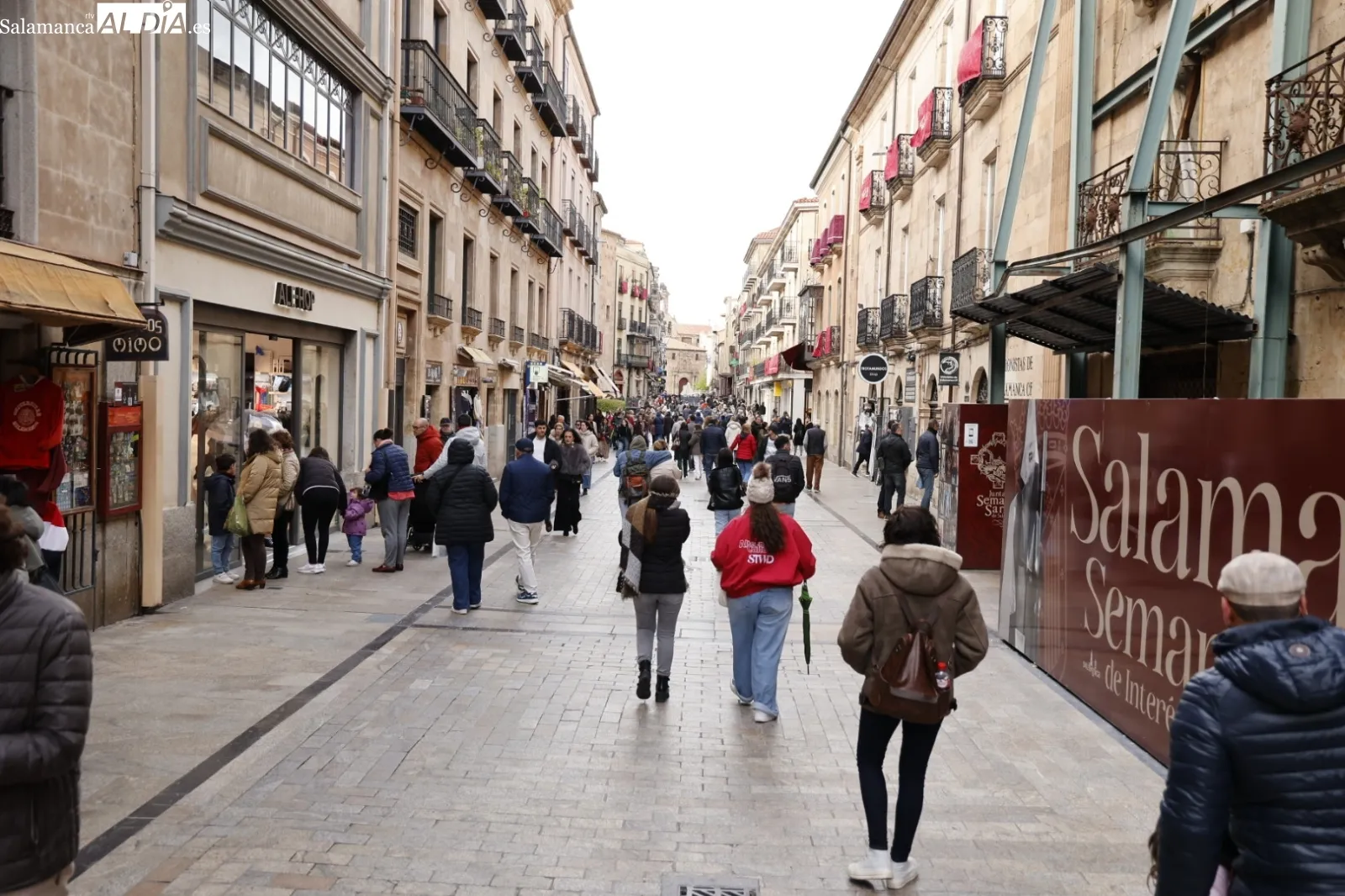 Ambiente en el centro de Salamanca el Sábado Santo | Fotos: David Sañudo