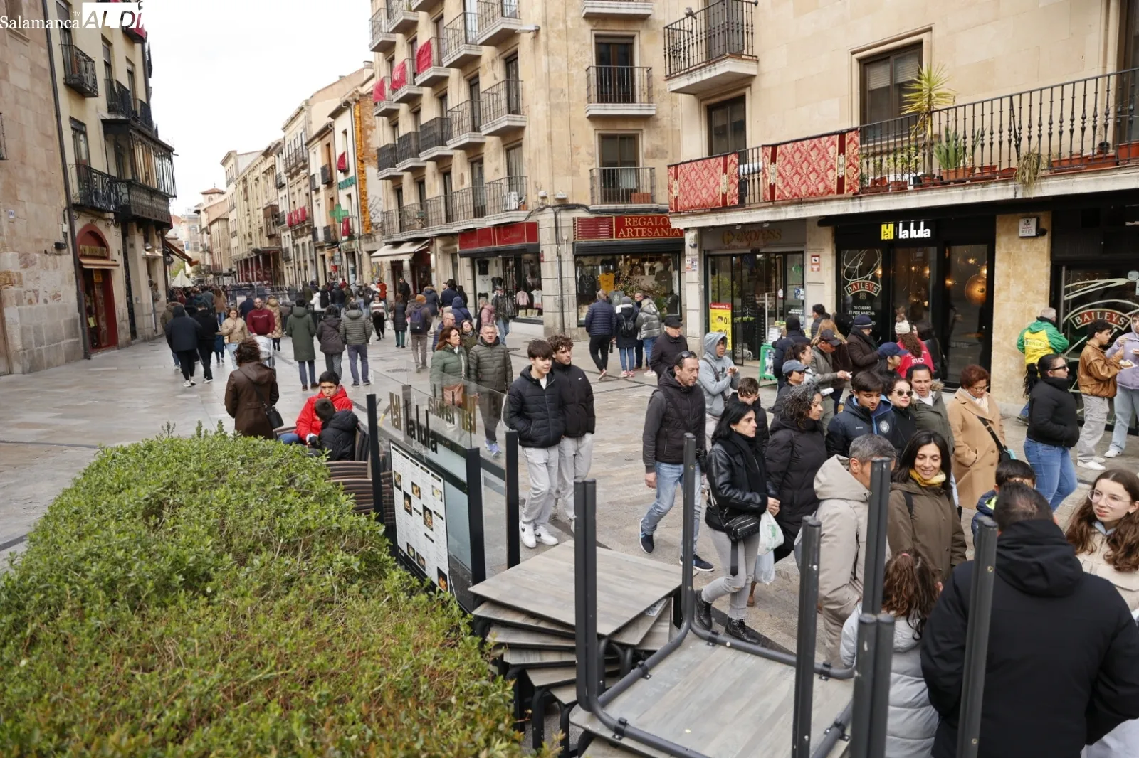 Ambiente en el centro de Salamanca el Sábado Santo | Fotos: David Sañudo