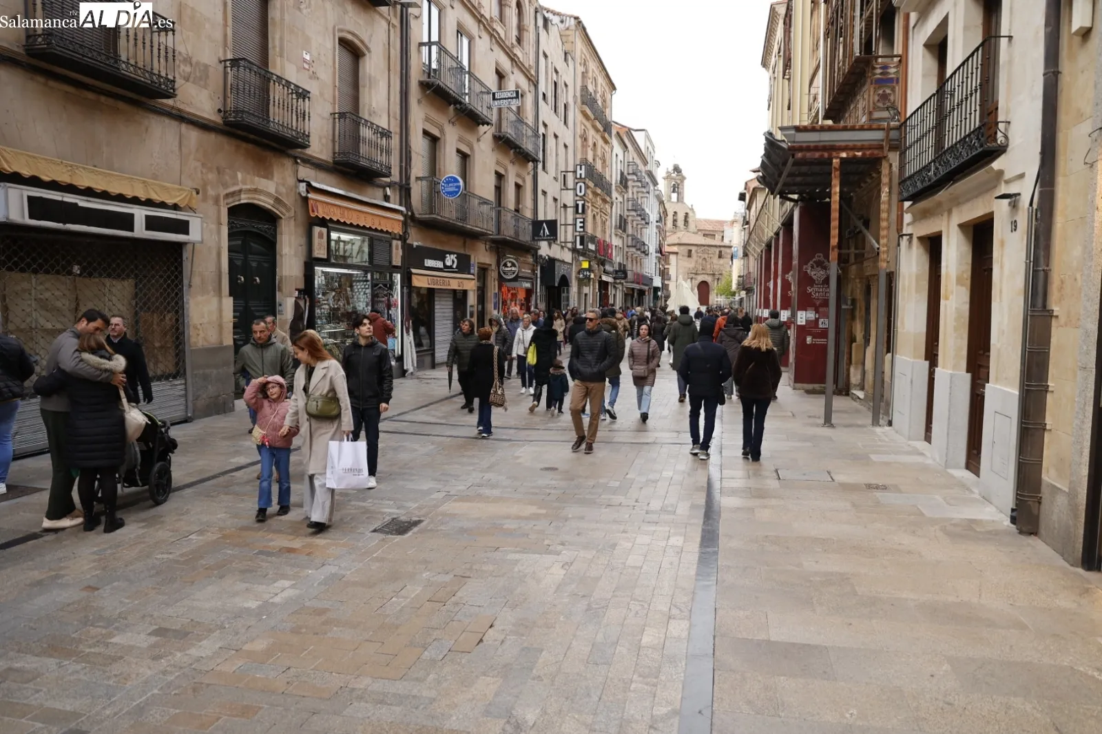 Ambiente en el centro de Salamanca el Sábado Santo | Fotos: David Sañudo